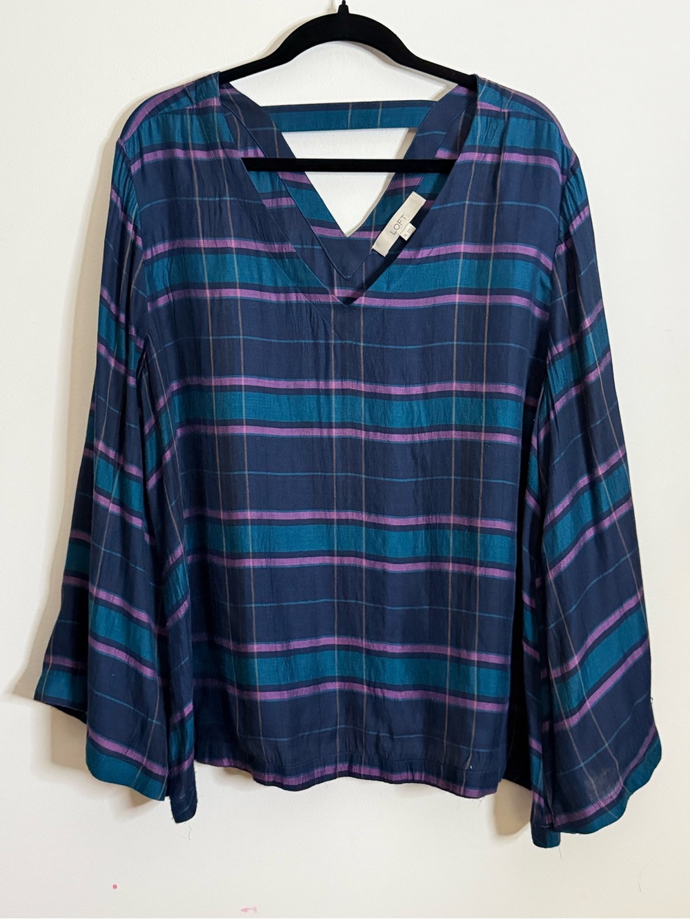 {Loft}-Size: XL-Navy Plaid V-Neck Long Sleeve Top